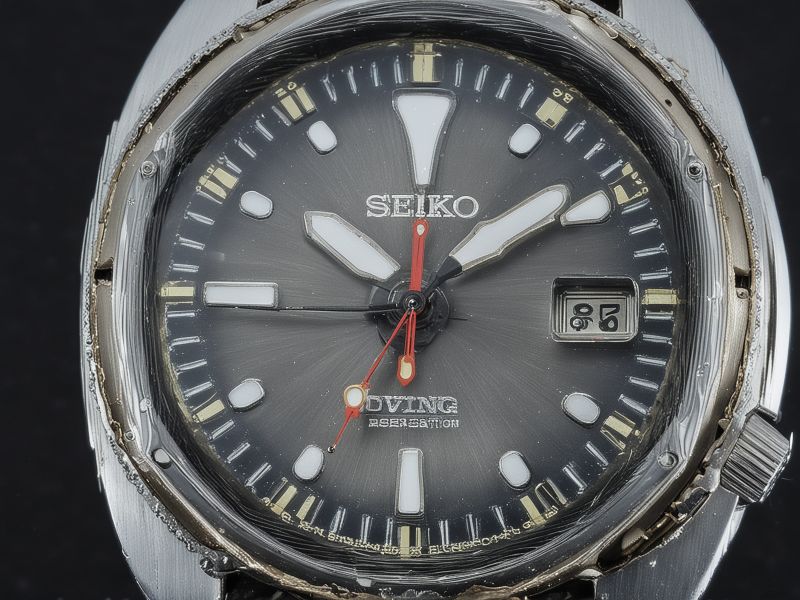 Vintage diving watch restoration - water resistance testing and bezel repair